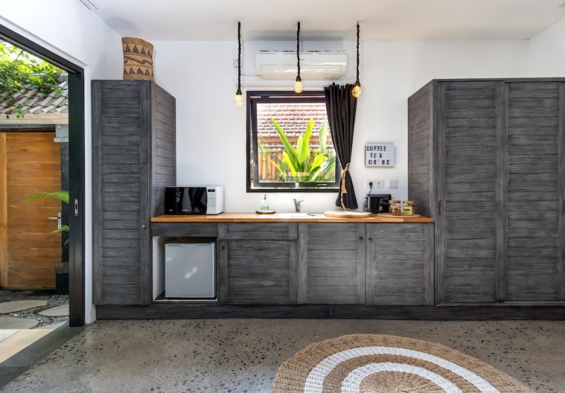 Villa Lora by Villa Finder — отель с удобным расположением в Убуде