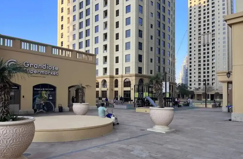 Lux 3BR Maid s Apt in JBR Near Top Attractions — комфортный отель в Дубае