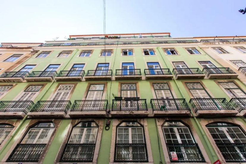 Lisbon Secret & Charming Baixa 4 Bedroom Apartment — отель с удобствами в Лиссабоне