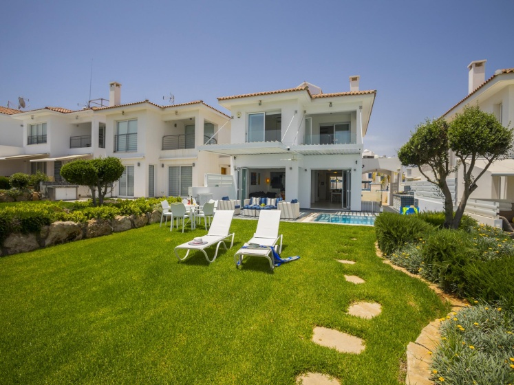 Protaras Seafront Villa Sirina Pearl — отель с удобным расположением в Протарас
