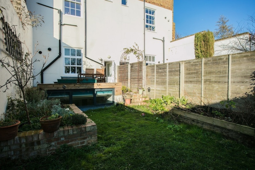 Цены на 3 Bedroom Apartment Sleeps 6 in Dalston в Лондоне