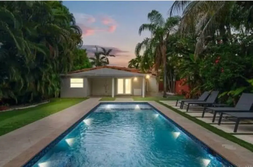 Villa Miami Poolside Paradise — отель с удобным расположением в Майами