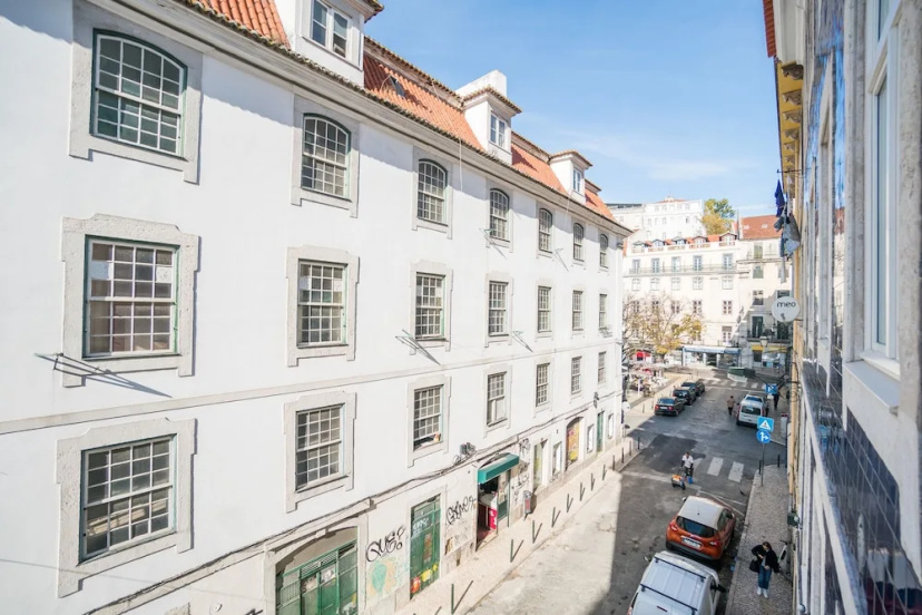 Spacious and Bright Apartment in Cais Sodre — отель с удобным расположением в Лиссабоне