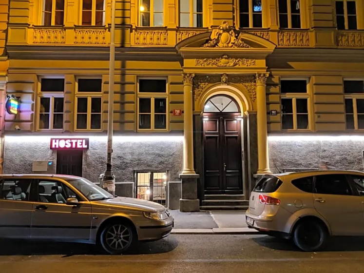 Clown and Bard Hostel — забронировать отель в Праге