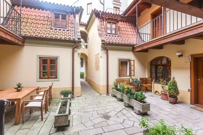 Цены на Romantic Condo near Charles Bridge в Праге