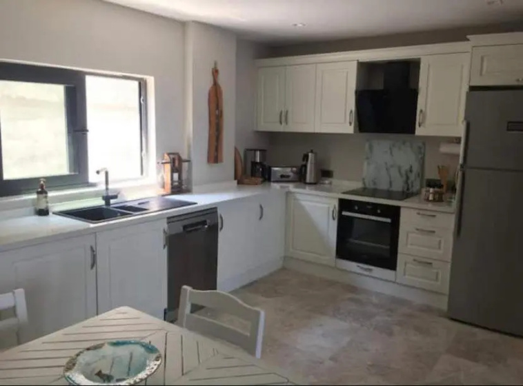 Bodrum Bitez 4 Bed-4 Bath Triplex Villa - AKTUR YANI — комфортный отель в Бодрум
