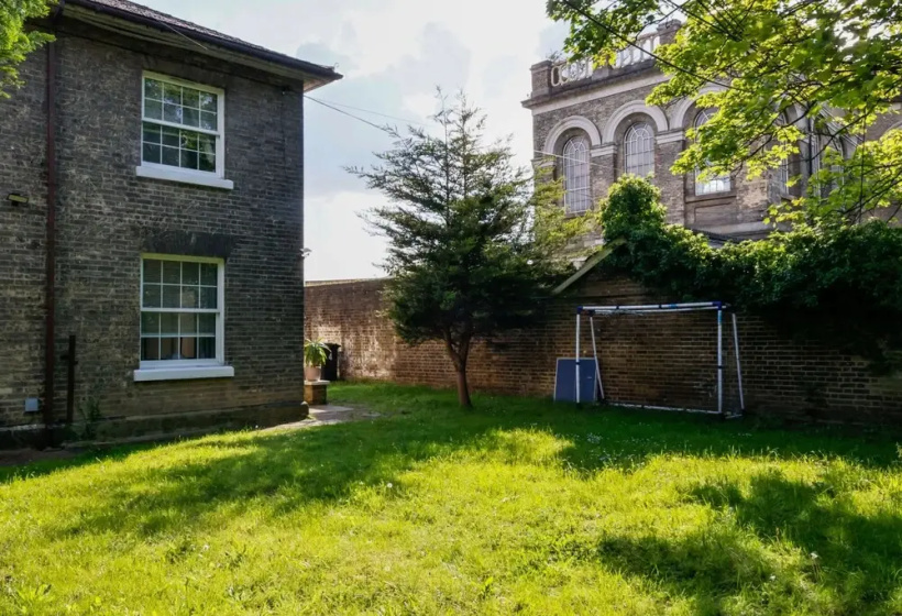 Цены на Immaculate 3-bed Cottage in Hampton в Лондоне