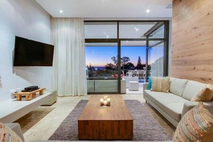 Dual Level Apartment Walking Distance to the Beach Harrier Place — комфортный отель в Кейптауне