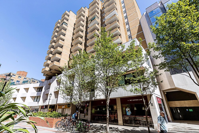 Chancery Lane Gem w/ Balcony and Lift — отель с удобствами в Лондоне