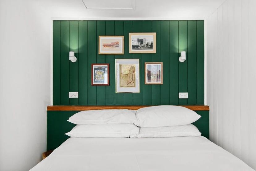Stylish Studio in the Heart of Newtown With Pool — отель с удобствами в Сиднее