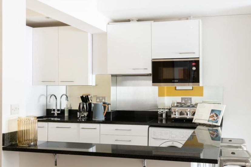 The Pimlico Terrace - Modern 3BDR Apartment next to Victoria — отель с удобным расположением в Лондоне