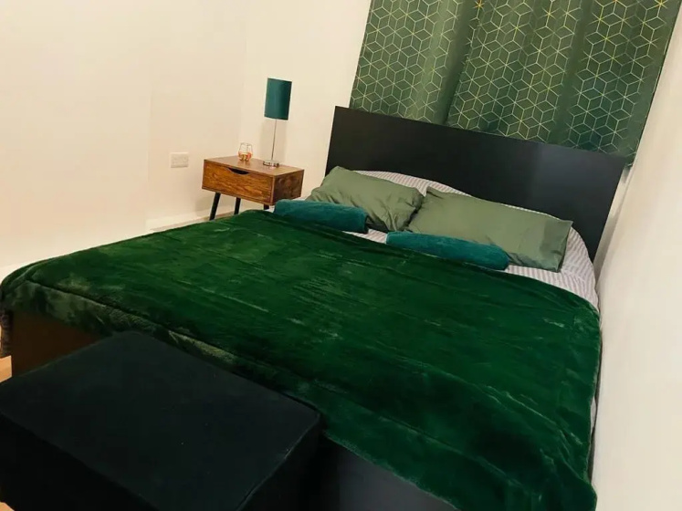 London Luxury Apartments with Jacuzzi Hot tub & Sauna — отель с удобствами в Лондоне