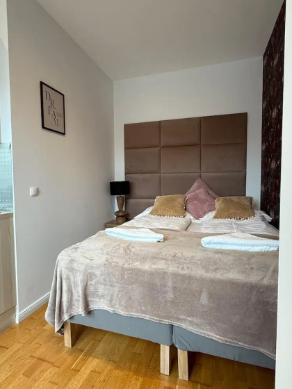 Цены на Stylish 1BR Apt Balcony AC City Center в вене