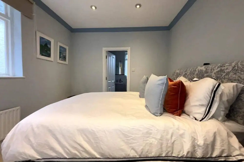 Charming 3BD Flat by the River Thames - Fulham! — забронировать отель в Лондоне