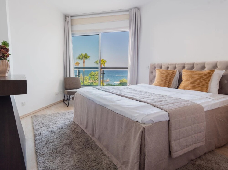 Sanders Ermitage on the Beach - Delightful 1-bedroom Apartment With Sea View — отель с удобствами в Лимассол
