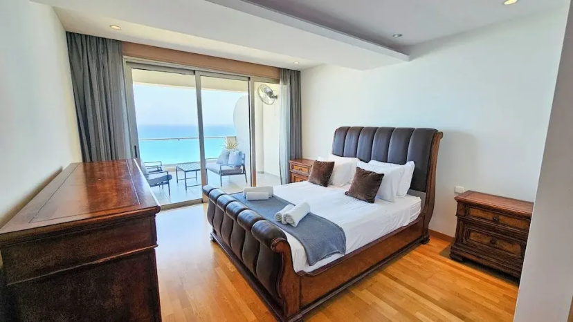 Beachfront Seaview Lux Penthouse — отель в Ларнака, Кипр