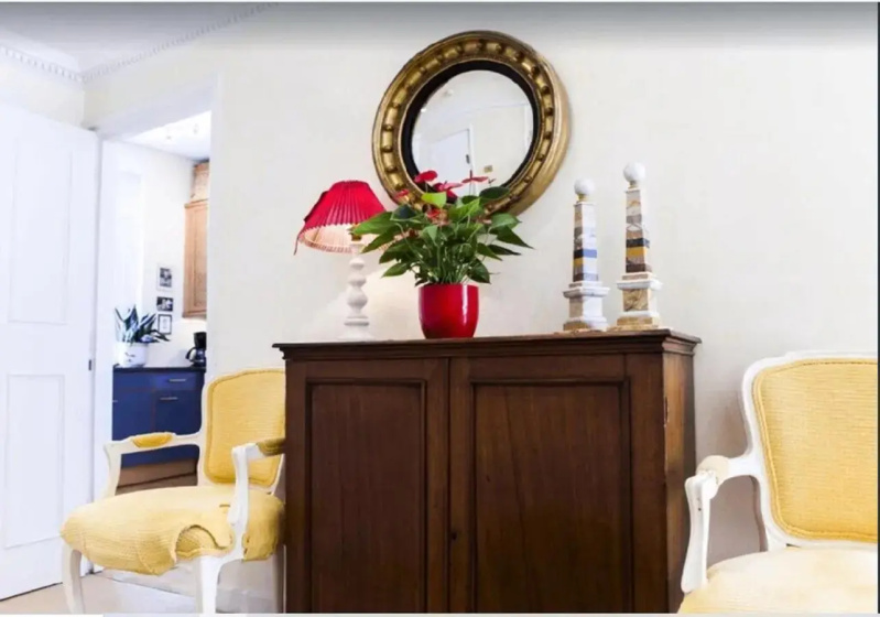 CHARACTERFUL KNIGHTSBRIDGE / CENTRAL LONDON 3 BEDROOMS-2Baths APARTMENT — отель с удобным расположением в Лондоне