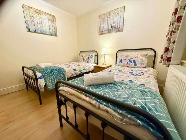 Charming London Apartment With City Views — отель с удобным расположением в Лондоне