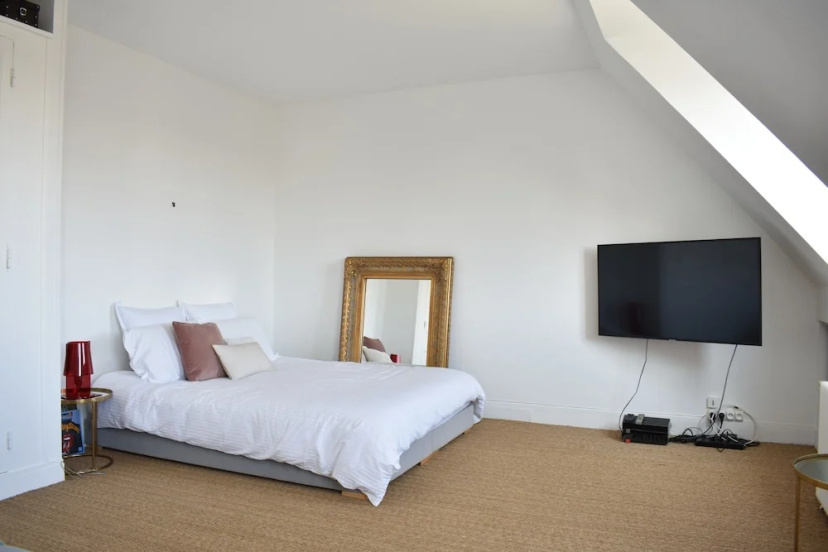 1 Bedroom Apartment Near Champs Elysee — комфортный отель в Париже