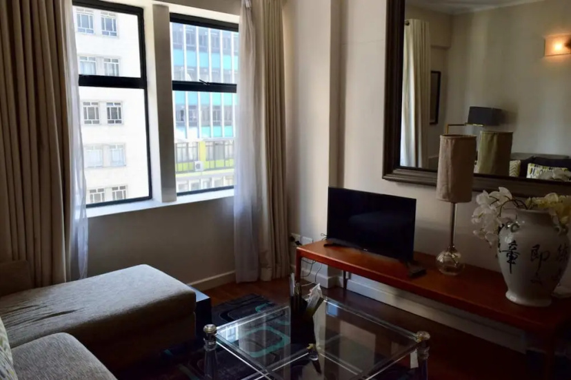 Stylish Apartment with Rooftop Pool & City Views — отзывы гостей и цены