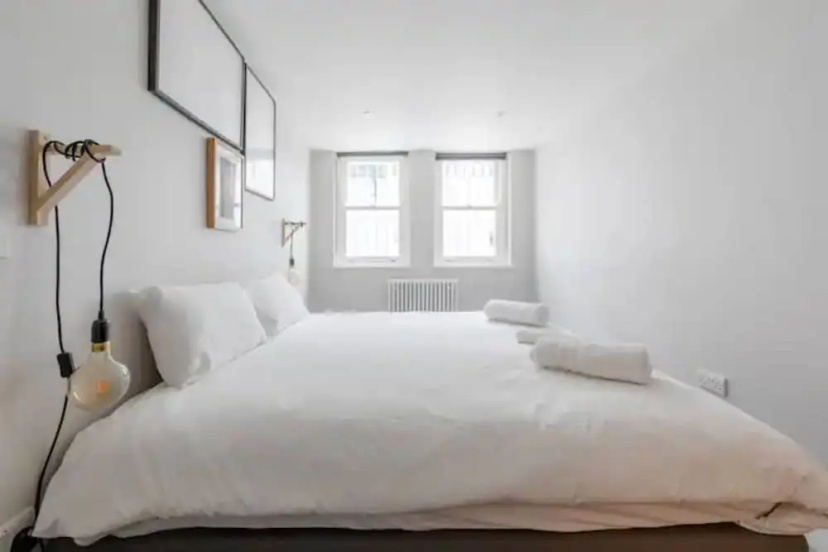 Chic 1BD Flat W/patio - 2 Mins From Baron's Court! — отель с удобным расположением в Лондоне