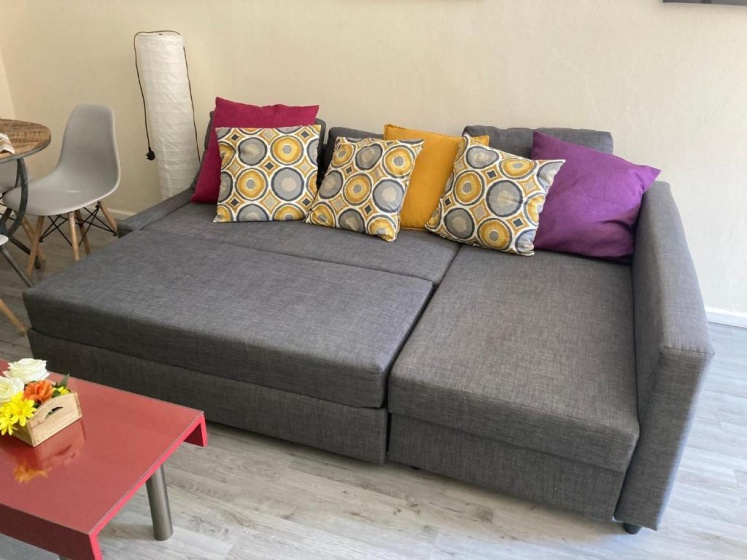 Newly Refurbished Big Central Studio, less than 100m to the sea — отель с удобствами в Лимассол