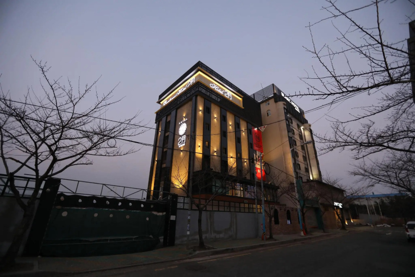 February Hotel Busan Gangseo Annex Building — отель с удобным расположением в Пусан