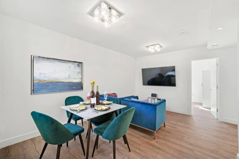 Gorgeous 3 Bedroom Duplex Apartment in West London — забронировать отель в Лондоне