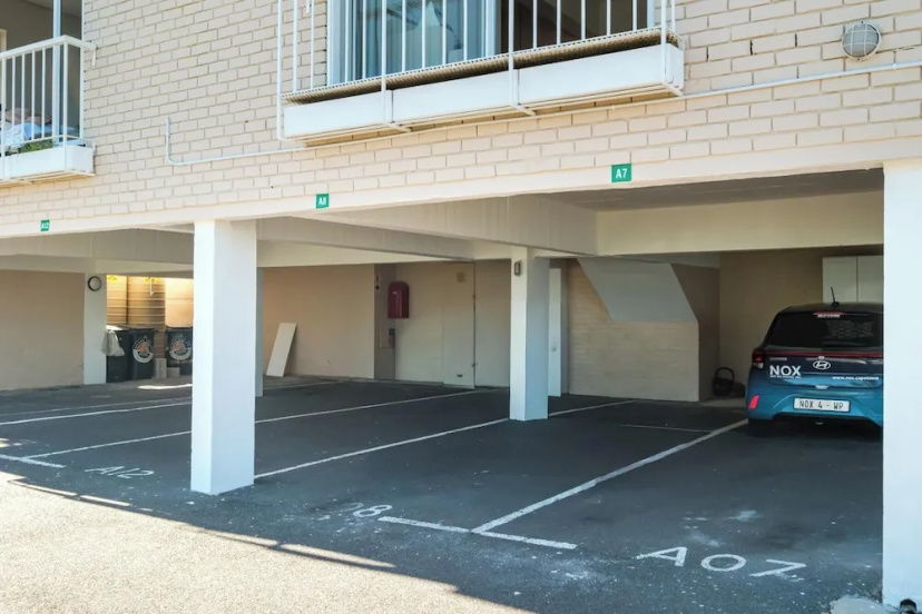 Chic 2bed in Camps Bay w Sea Views Bayview Rise — отель с удобным расположением в Кейптауне