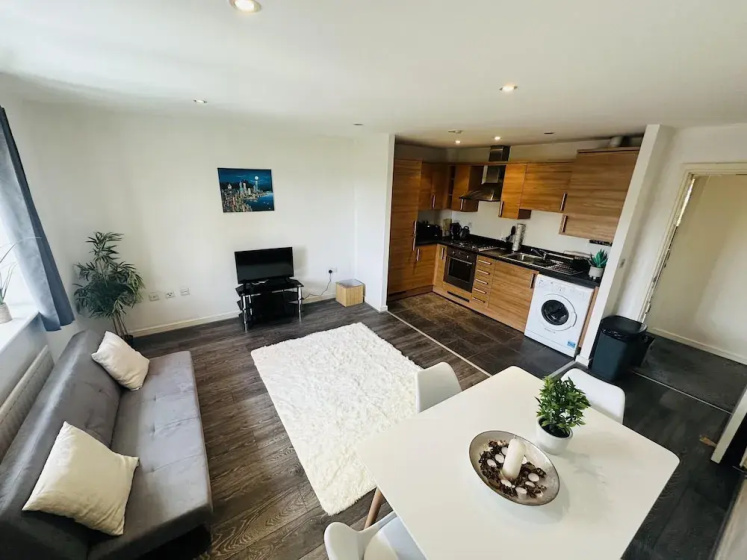 Two Bedroom Chic Apart,heathrow With Wifi & Sky tv — отель с удобным расположением в Лондоне