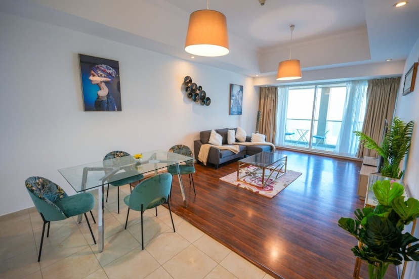 Yogi - Incredible 2BR with Balcony and Burj Khalifa Views — отель с удобствами в Дубае