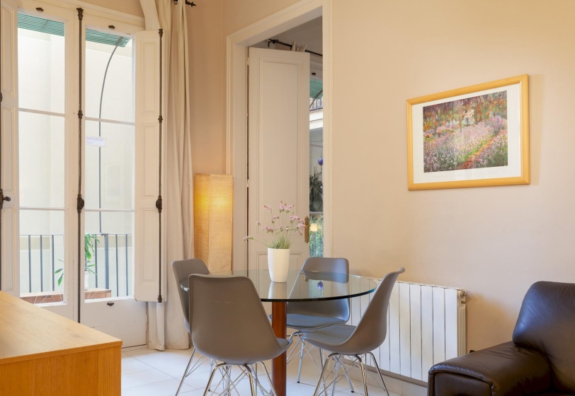 GAUDIR 2 · Nice apartment close to Passeig de Gracia — отель с удобствами в Барселоне
