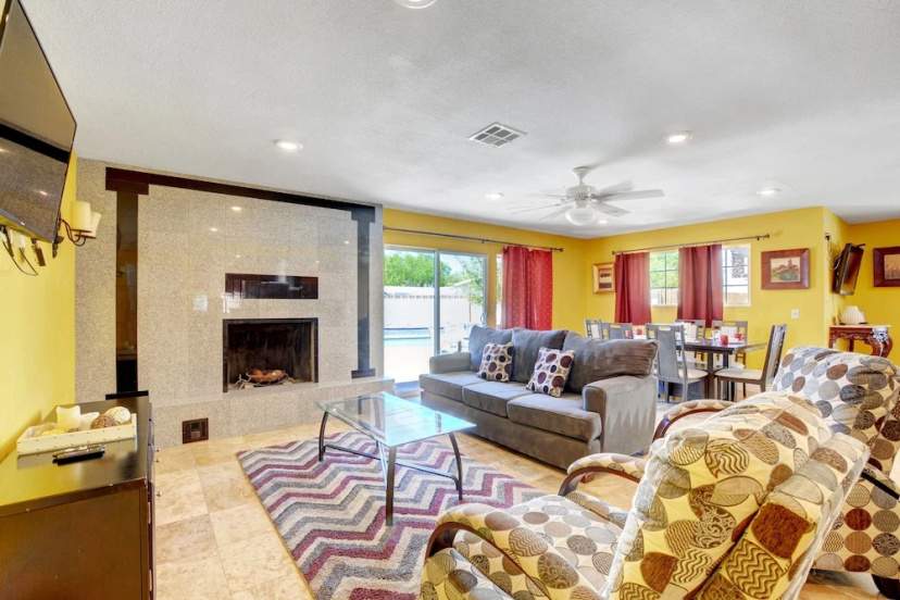 Las Vegas Elegance! Pool Table & Sparkling Pool! 3 Bedroom Home by RedAwning — забронировать отель в Лас Вегасе
