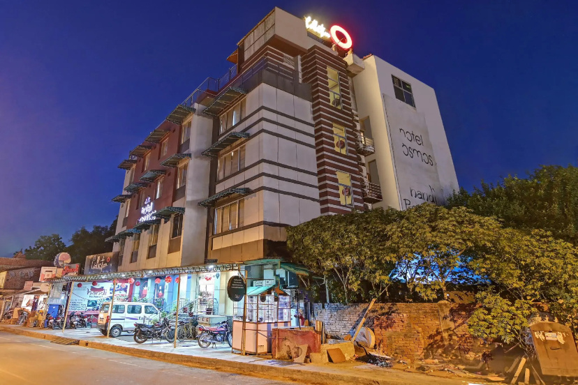 OYO Townhouse 415 Hotel Cosmos - Hotel in Λάκναου - Photo 1