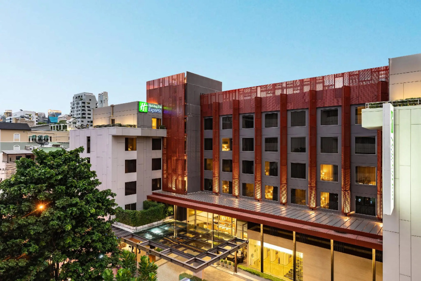Сравните цены на Holiday Inn Express Bangkok Sathorn by IHG в Бангкоке