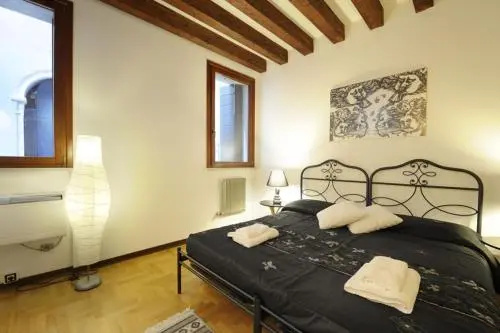 Caerano Di San Marco Apartment Air Con — отель с удобным расположением в Венеции