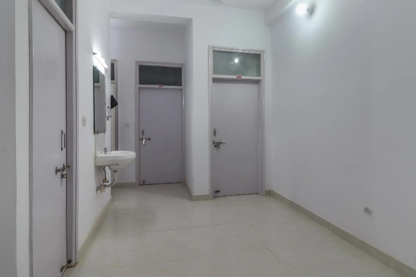 OYO 49701 Abhi Residency White House - Hotel in Λάκναου - Photo 1