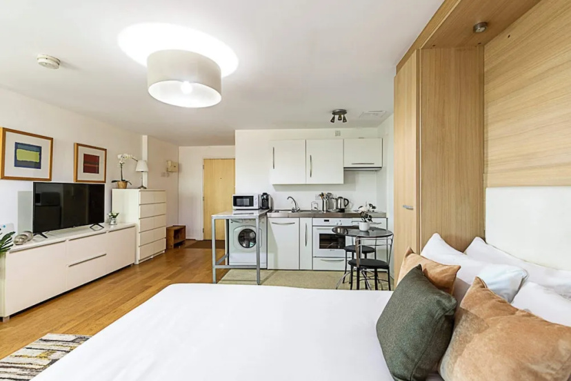 Modern Studio Apartment - St Georges Wharf — отель с удобным расположением в Лондоне