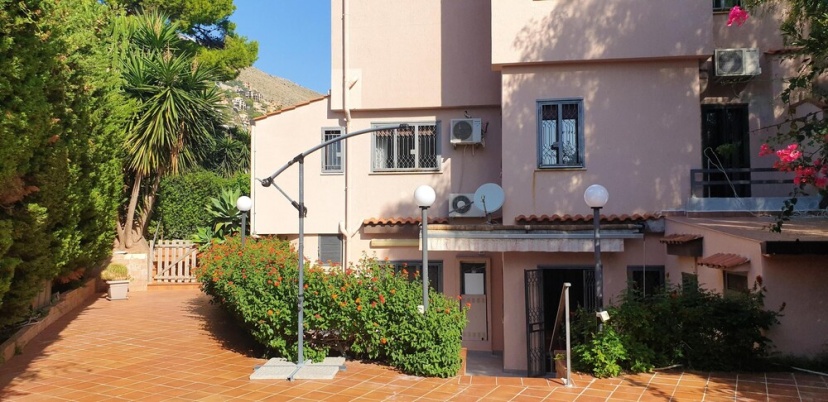 Apartment with 2 bedrooms in Palermo with enclosed garden and WiFi 970 m from the beach — комфортный отель в Палермо