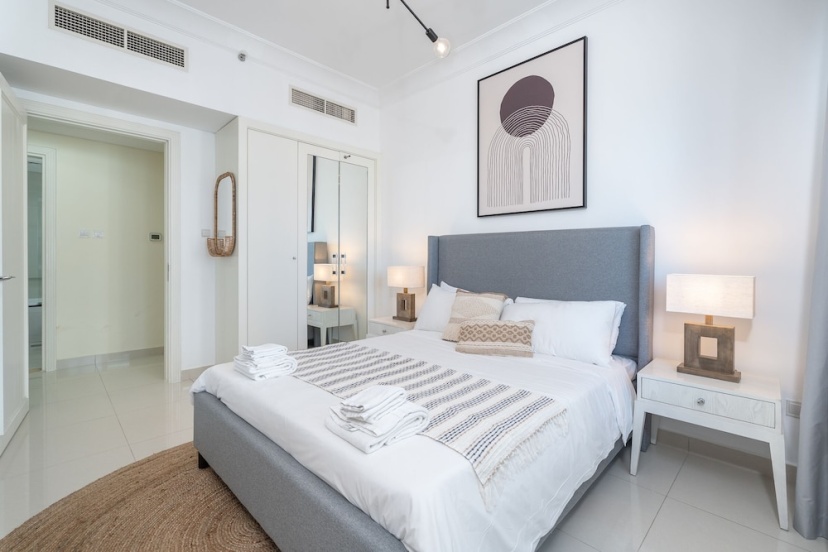 Luxury Three Bedroom in Damac Maison Near Dubai Mall by Sojo Stay — отель с удобствами в Дубае