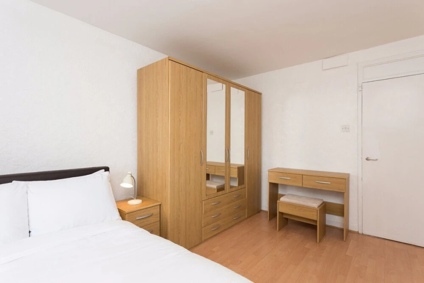 4 Bedroom Apartment in Shepherd's Bush Accommodates 10 — отель с удобствами в Лондоне
