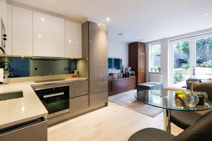 The Bohemian Rhapsody- Garden Apartment in Hampstead - by Out of Office Lifestyle — отель с удобным расположением в Лондоне