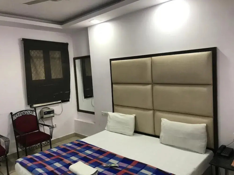 ADB ROOMS Hotel Saya Deluxe — отель с удобствами в Дели