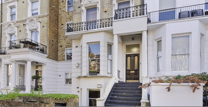 Bright one Bedroom Apartment With Balcony in Maida Vale by Underthedoormat — отель с удобствами в Лондоне