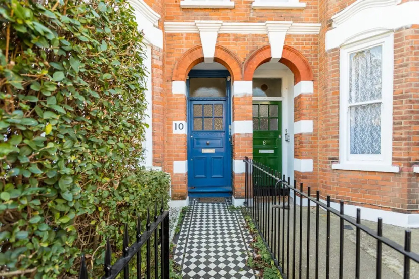 Spacious Apartment Near Portobello Road — забронировать отель в Лондоне