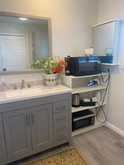 Private Room in Los Angeles w/ AC & WIFI — забронировать отель в Лос-Анджелесе