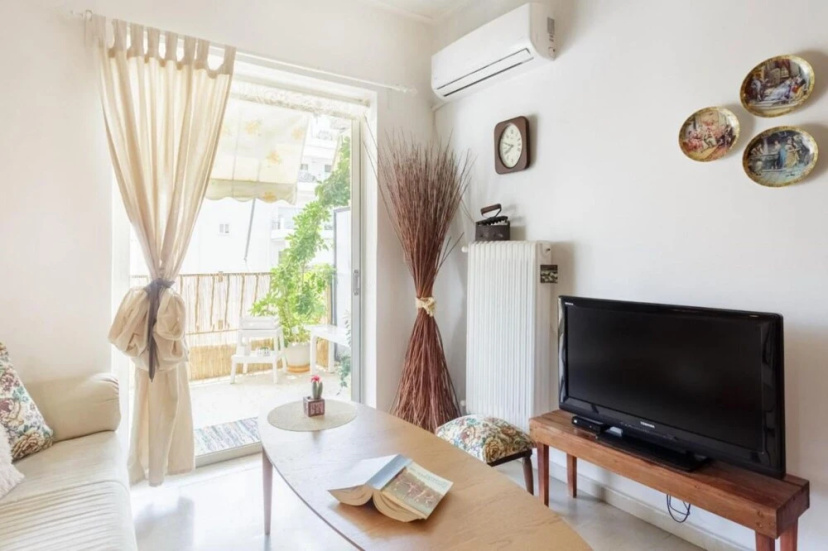 IVY Apartment in the Heart of the City - Dine on the Shaded Balcony in the Heart of the City — отель с удобствами в Афины