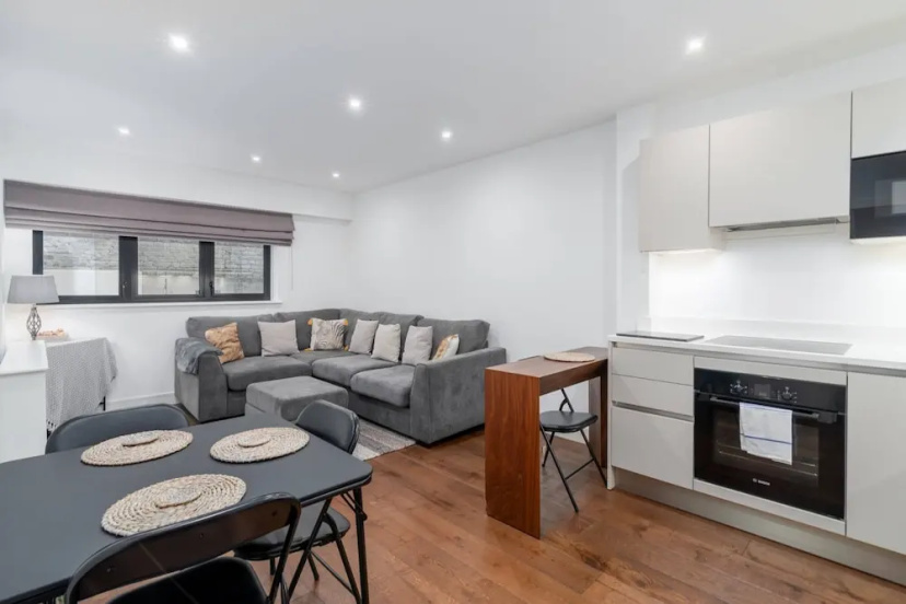 Modern 1 Bedroom Apartment in West Kensington — отель с удобным расположением в Лондоне