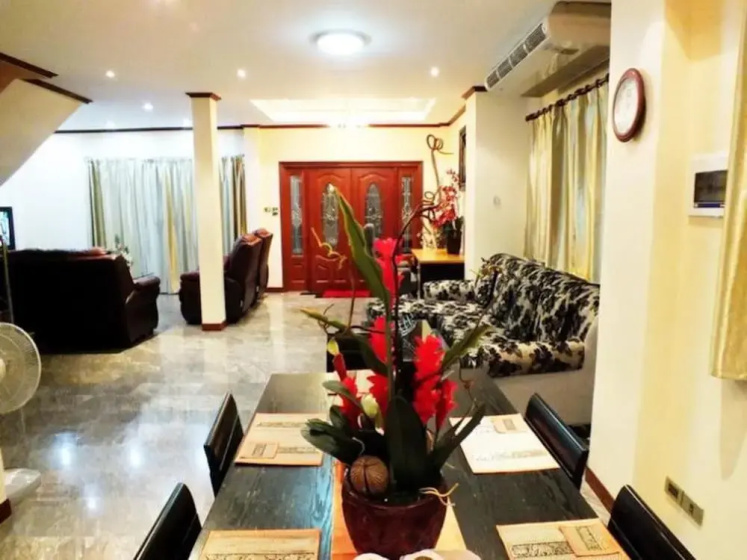 4 Bedroom Villa Walking Street 15 Min Ride Away — отель с удобным расположением в Паттайе