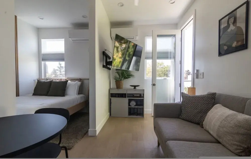 Built 2024 Scandinavian-style Studio With Deck p82 — отель с удобным расположением в Лос-Анджелесе